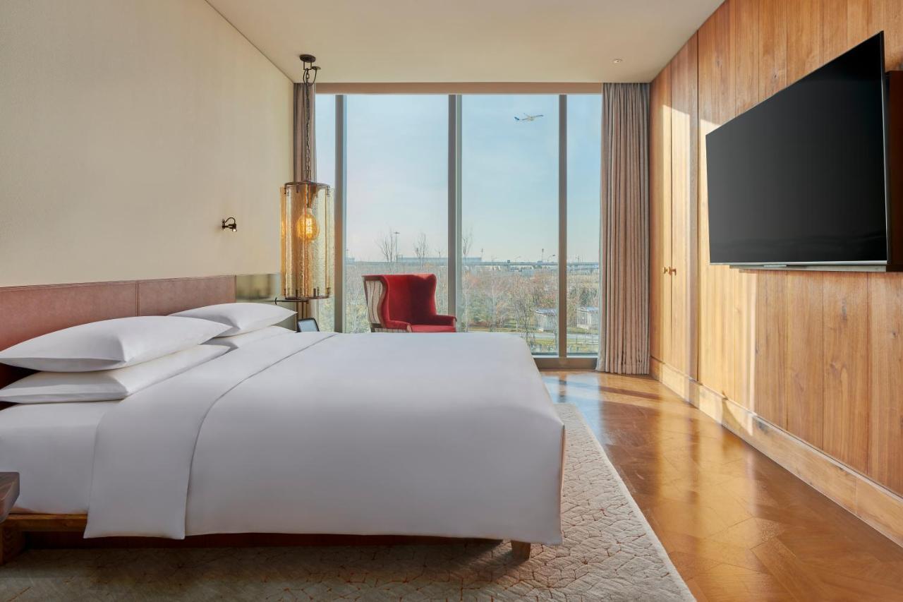 Mumian Beijing Daxing International Airport, Part Of Hyatt Hotell Eksteriør bilde A guest room at the hotel