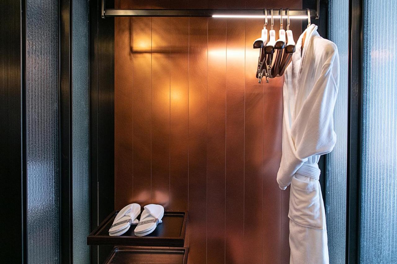 Mumian Beijing Daxing International Airport, Part Of Hyatt Hotell Eksteriør bilde A bathrobe and slippers in a hotel room